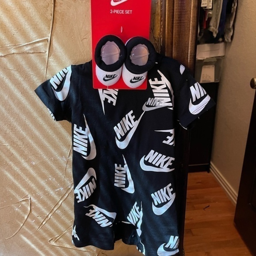 Nike 2 piece set for little boys 0-6 months